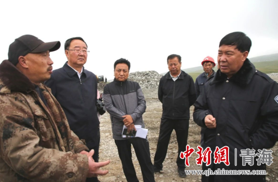 圖為黃南州有關(guān)領(lǐng)導(dǎo)現(xiàn)場(chǎng)踏勘、督導(dǎo)生態(tài)環(huán)保責(zé)任落實(shí)情況現(xiàn)場(chǎng)。黃宣攝
