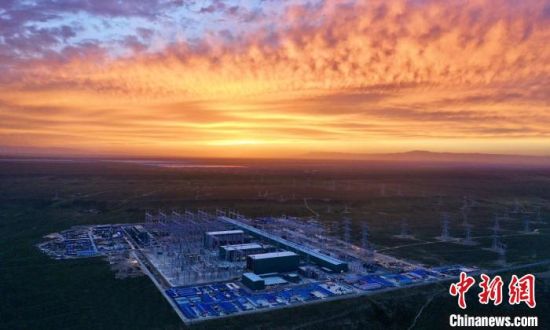 圖為朝霞下的青南換流站?！?guó)網(wǎng)青海檢修公司供圖 　　