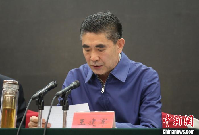 圖為青海省委書(shū)記王建軍出席會(huì)議并作講話(huà)?！?zhí)砀?攝