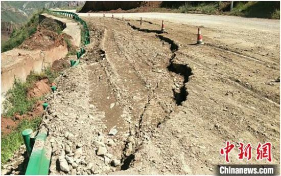 圖為發(fā)生路基下沉滑移險(xiǎn)情的路段。果洛公路總段供圖