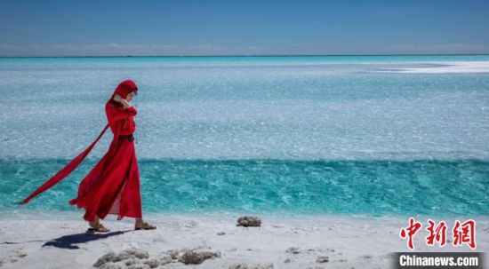 圖為地處柴達(dá)木盆地的東臺(tái)吉乃爾湖?！∧獑⒚鳌z