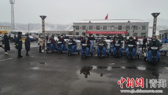 圖為環(huán)衛(wèi)設(shè)施集中發(fā)放儀式現(xiàn)場。甘恩超 攝