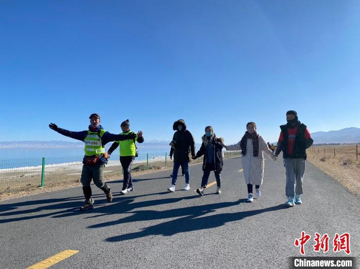 圖為徒步現(xiàn)場(chǎng)?！±罱瓕?攝