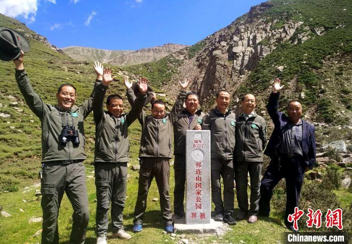 圖為管護(hù)員們難得的一次合影。受訪者供圖