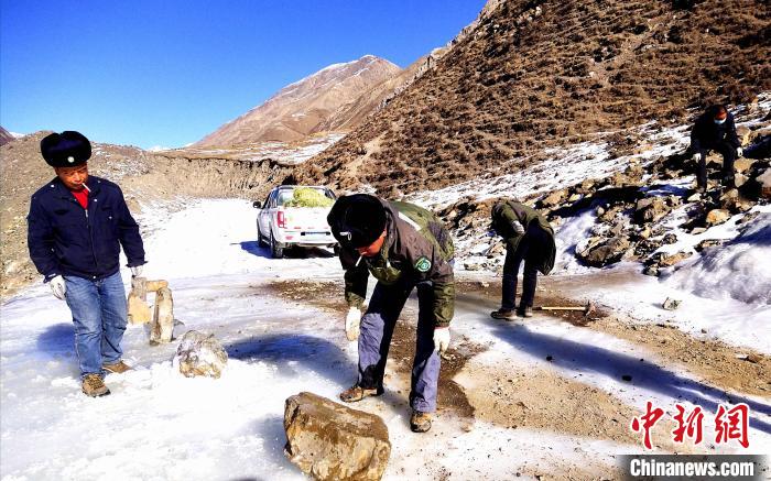 圖為管護(hù)員清理山體落石。受訪者供圖