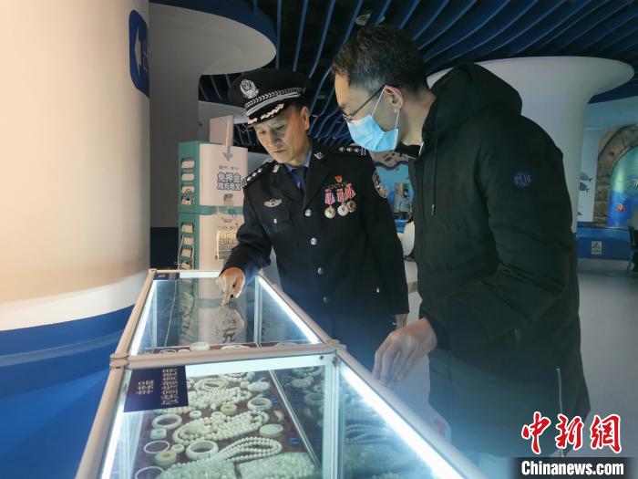 圖為森林警察為游客講解查獲這些象牙制品過程中發(fā)生的真實故事。　文思睿 攝