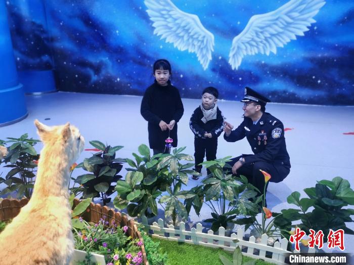 圖為森林警察為小朋友科普野生動物保護知識?！∥乃碱?攝