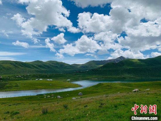 圖為果洛州境內(nèi)的年保玉則。（資料圖）　孫?！z