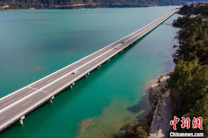 資料圖為西藏拉薩至林芝高等級(jí)公路多布湖風(fēng)光?！〗w波 攝