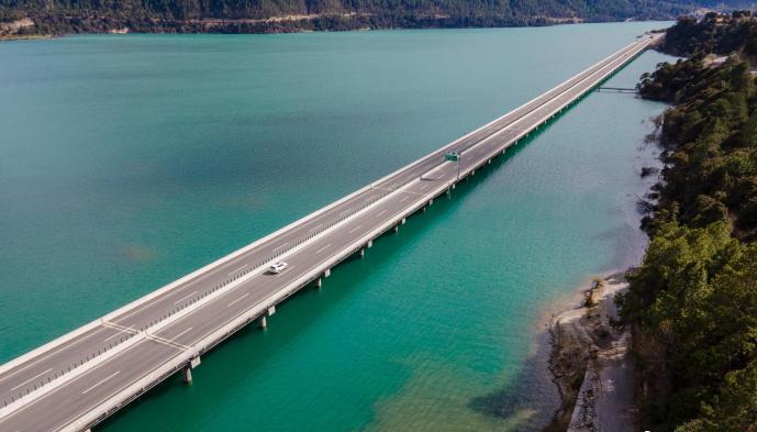 資料圖為西藏拉薩至林芝高等級公路多布湖風光。　江飛波 攝