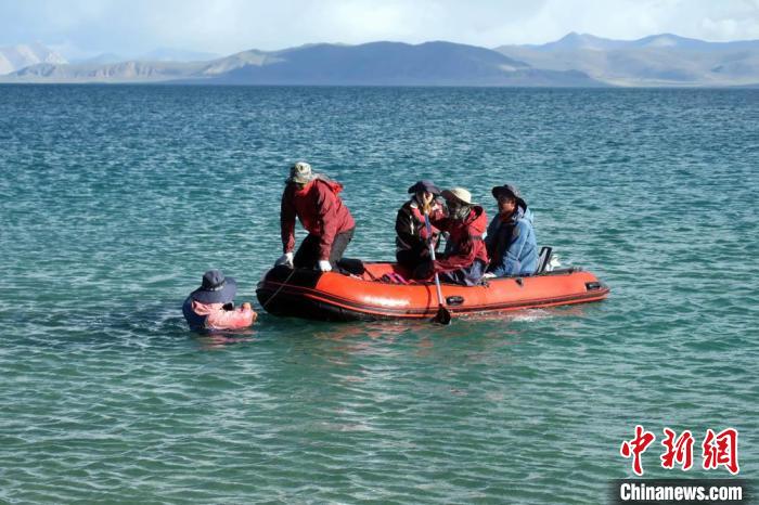 科考隊(duì)員乘充氣快艇考察扎日南木錯(cuò)歸來。　<a target='_blank' ><p  align=
