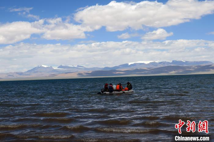 科考隊(duì)員向湖心進(jìn)發(fā)，風(fēng)浪越來(lái)越大?！?lt;a target='_blank' ><p  align=
