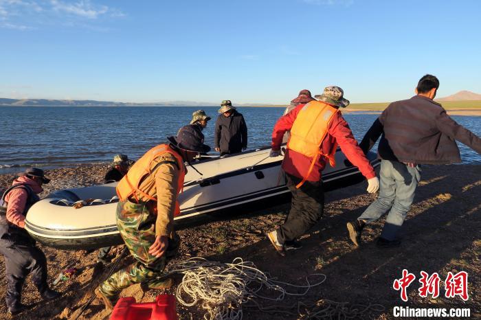 完成達(dá)則錯(cuò)科考任務(wù)，科考隊(duì)員抬充氣快艇上岸?！?lt;a target='_blank' ><p  align=