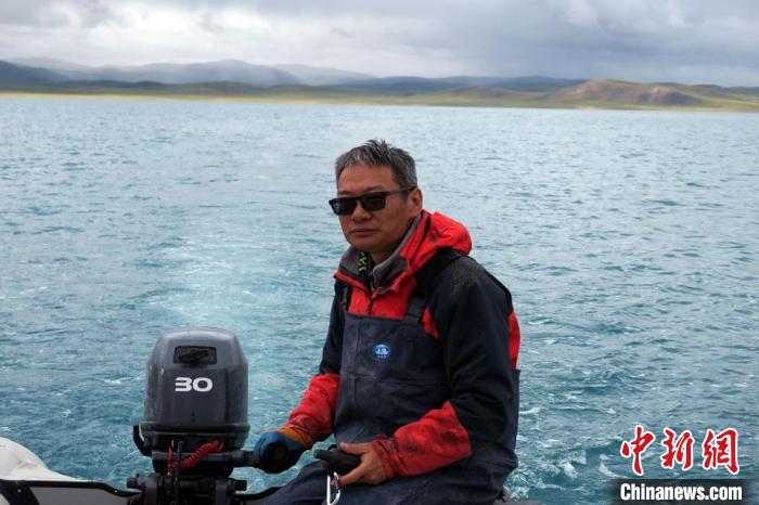 本次科考領隊、中科院青藏高原所侯居峙研究員駕駛充氣快艇?！?lt;a target='_blank' ><p  align=