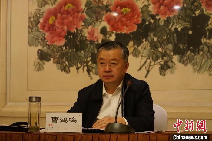 圖為全國(guó)人大常委會(huì)委員、全國(guó)人大華僑委員會(huì)副主任委員、致公黨中央副主席曹鴻鳴講話?！∨擞隄?攝