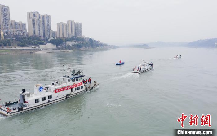 聯(lián)合巡江守護(hù)活動(dòng)現(xiàn)場(chǎng)?！〗部h融媒體中心 攝
