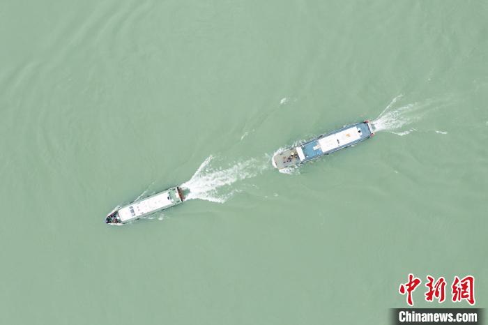 聯(lián)合巡江守護(hù)活動(dòng)現(xiàn)場(chǎng)?！〗部h融媒體中心 攝