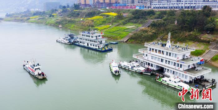 聯(lián)合巡江守護(hù)活動(dòng)現(xiàn)場(chǎng)?！〗部h融媒體中心 攝