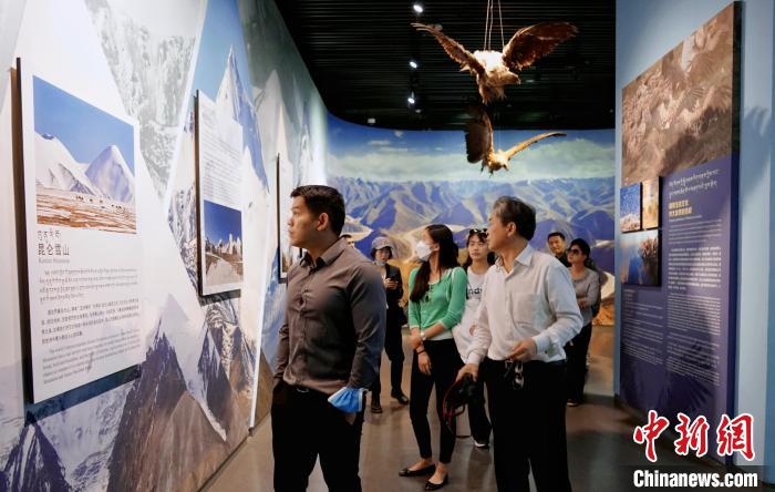 圖為中外嘉賓參觀玉樹州博物館?！●R銘言 攝