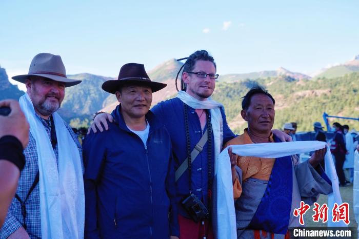 圖為當(dāng)?shù)孛癖娕c外籍?dāng)z影師合影留念?！●R銘言 攝