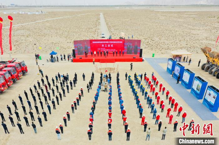 圖為無(wú)人機(jī)航拍開(kāi)工現(xiàn)場(chǎng)。　索南江措 攝