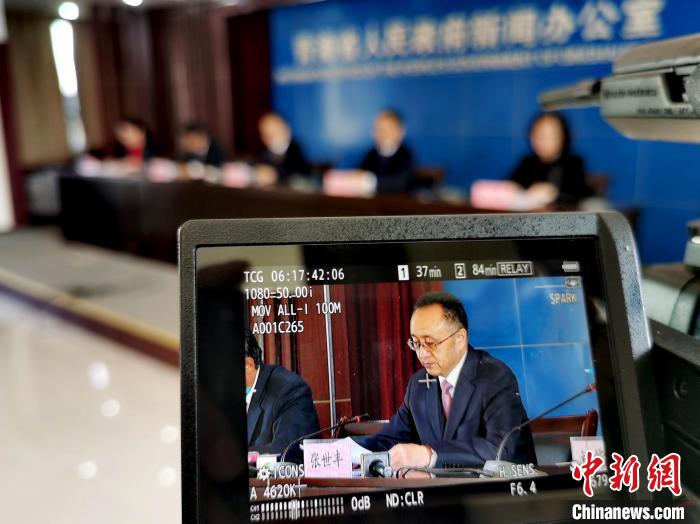 圖為青海省水利廳廳長張世豐參加新聞發(fā)布會?！?zhí)砀?攝