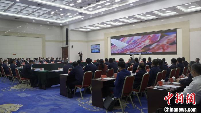 圖為部省共同打造青海綠色有機(jī)農(nóng)畜產(chǎn)品輸出地推進(jìn)會議現(xiàn)場?！±罱瓕?攝