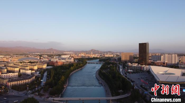 圖為無人機(jī)航拍德令哈巴音河?！『钨婚?攝