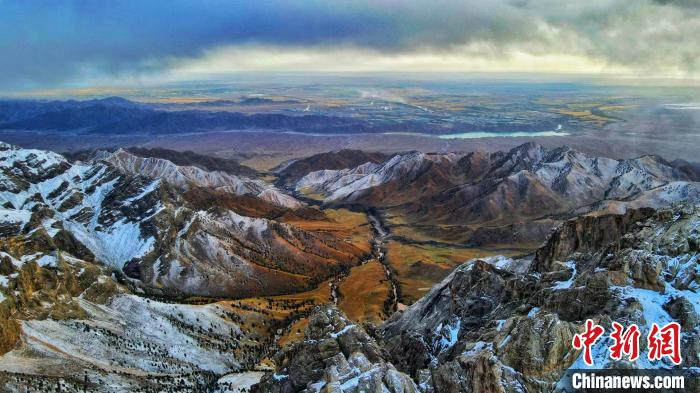 圖為柴達木盆地柏樹山森林地質(zhì)公園云霧繚繞?！“蛨D那生 攝