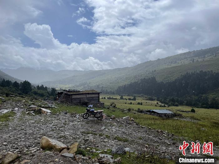 圖為9月28日一輛停在牧場上的摩托車。 <a target='_blank' href='/'><p  align=