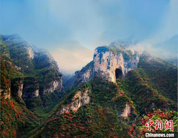 萬(wàn)源魚(yú)泉地標(biāo)。　朱平安 攝