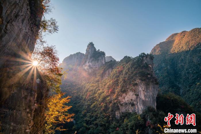 朝霞。　秦漢忠 攝