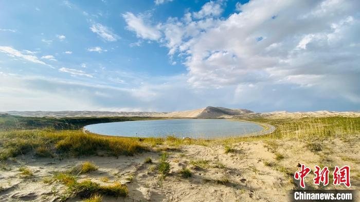 圖為青海湖沙島風(fēng)光?！±罱瓕?攝