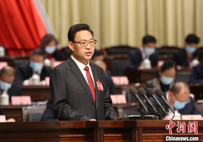 圖為青海省西寧市人民政府代市長石建平作政府工作報告?！∑钤鲚?攝