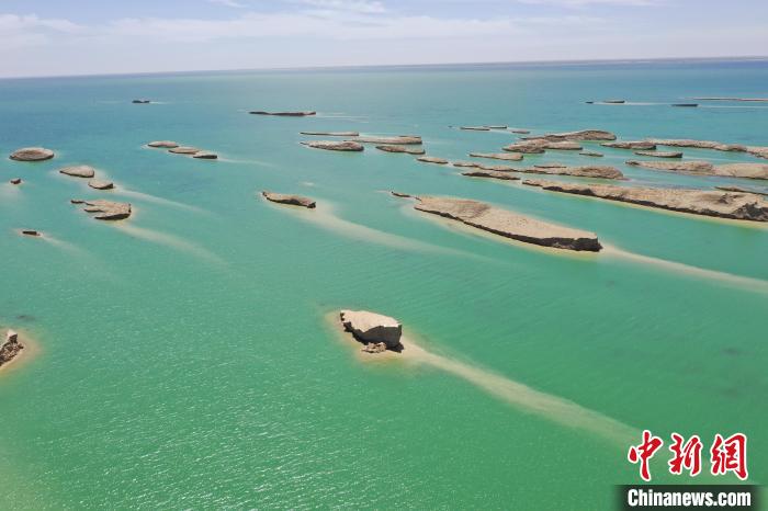 圖為海西州境內(nèi)的水上雅丹風(fēng)光。　趙凜松 攝