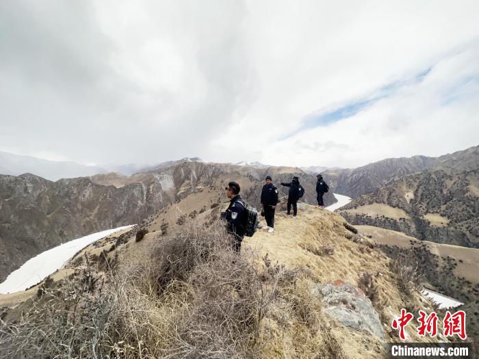 圖為曲麻萊縣崗當村的生態(tài)管護人員開展巡護?！《“瓦_杰 攝