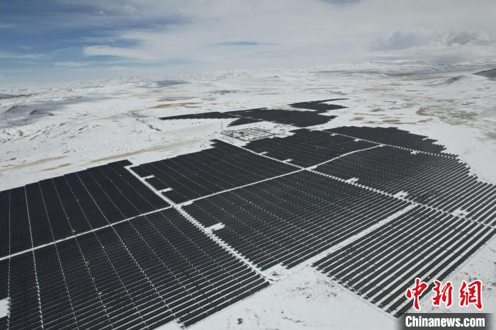圖為航拍雪后光伏電站。資料圖 姜佳保供圖