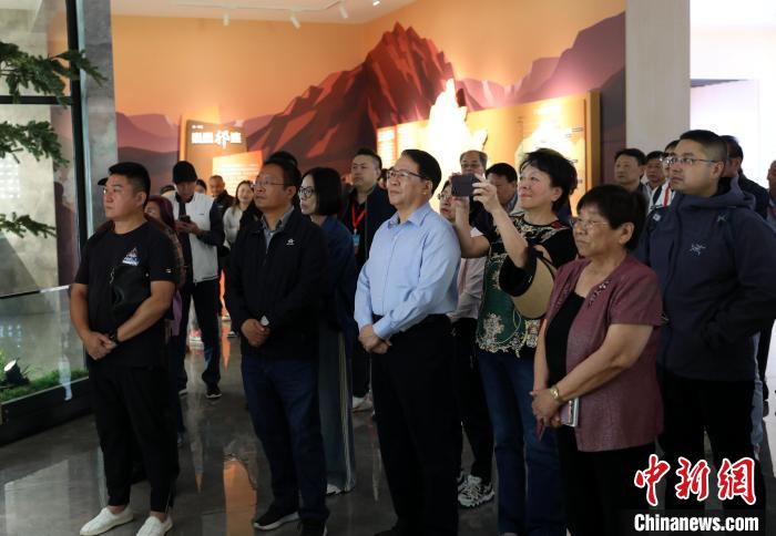 圖為臺(tái)商參訪祁連山國(guó)家公園生態(tài)科普館?！⊙Φ?攝