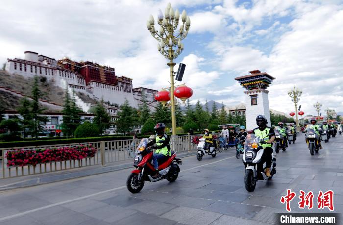 圖為2023年極地G219集結(jié)賽暨金卡納場地賽選手途經(jīng)拉薩布達(dá)拉宮?！∮文恋厍蚬﹫D