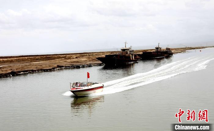 圖為茶卡鹽湖?！⊙Φ?攝