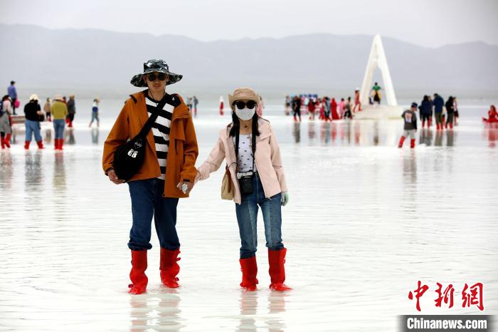 圖為游客在茶卡鹽湖之中?！⊙Φ?攝