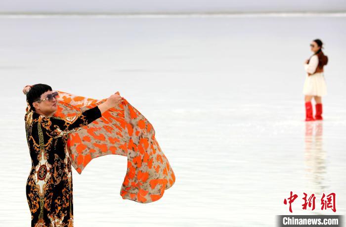 圖為游客在茶卡鹽湖拍照?！⊙Φ?攝