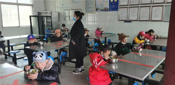 圖片默認(rèn)標(biāo)題_fororder_3、錯(cuò)峰就餐的學(xué)生們-攝影-左斌