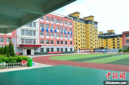 圖為化隆縣第一小學(xué)。　魯?shù)り枴z