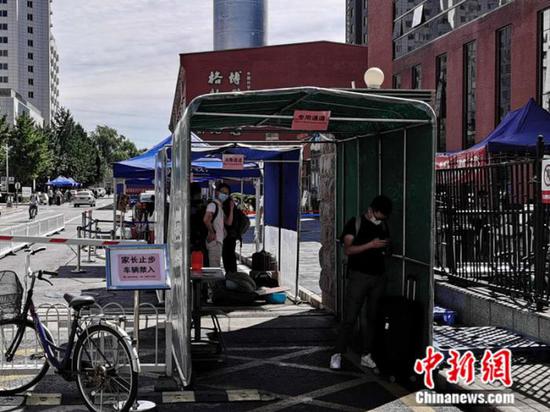 中國科學院大學校門外，豎立著“家長止步”的提示牌。 中新網(wǎng) 張尼 攝