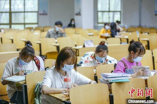 資料圖：學生在圖書館自習室內(nèi)學習?！⑾A 攝