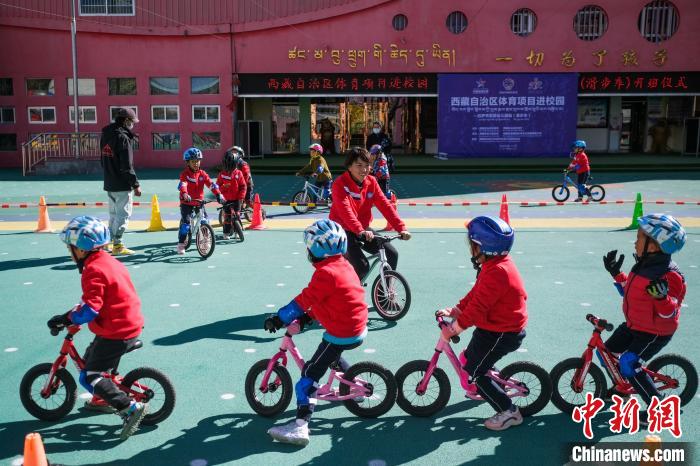 圖為拉薩市實驗幼兒園孩子們正在練習(xí)滑步車。　何蓬磊 攝