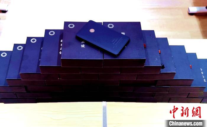 圖為西藏高山文化發(fā)展基金會向聶榮縣完全小學(xué)捐助的“電子健康體檢儀”?！∮谫e 攝