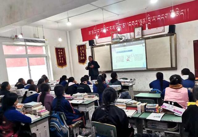 學生在免費輔導班上課?！∧岈敵?攝