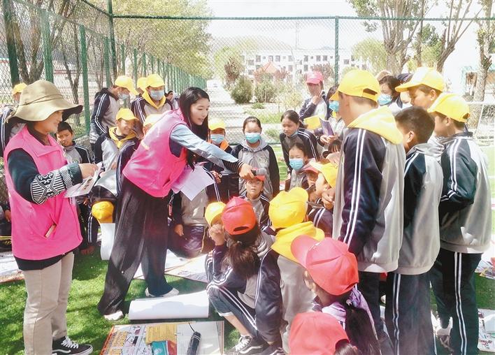 瓊結(jié)縣“四講四愛”宣講員在瓊結(jié)縣中學(xué)宣講。記者 段敏 攝.jpg